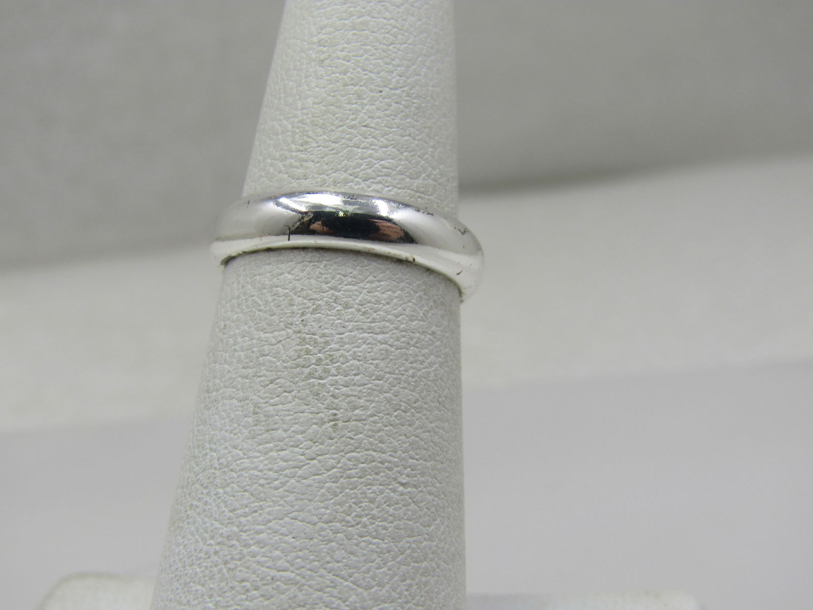 Sterling Silver 4mm Wedding Band, Sz. 5, Signed: Sterling Silver 4mm Wedding Band, Sz. 5, Signed SU and marked .925 and tested. Weight of the ring is appx. 7.24 gr. This has an anti-tarnish treatment. It is a more current ring, appx. 1990's or after