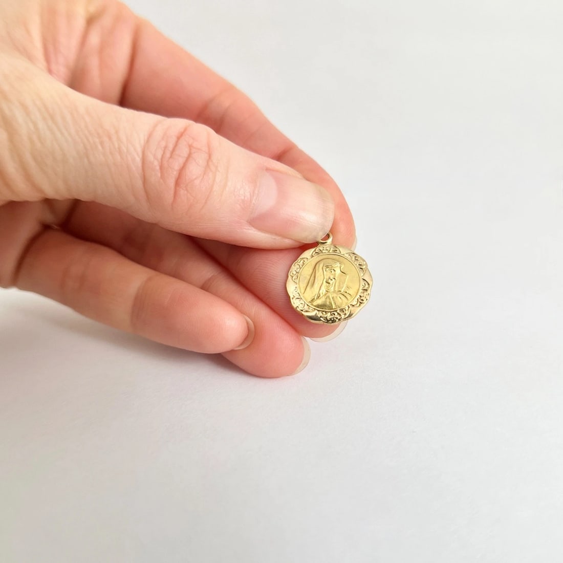 Italian Virgin Mary Medal Pendant Charm 18K Yellow Gold, 1.30 Grams - 3