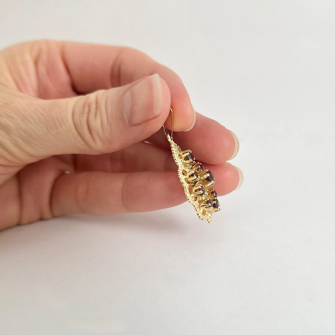 Estate Garnet Gemstone Filigree Charm Pendant 14K Yellow Gold, 3.34 Grams - 4