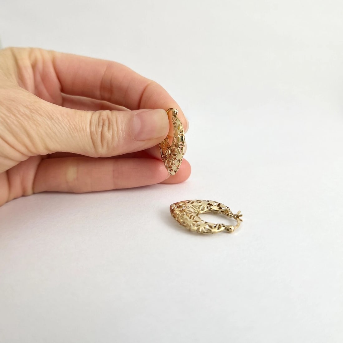 Estate Filigree Pointed Hoop Earrings 14K Yellow Gold, 2.24 Grams - 5