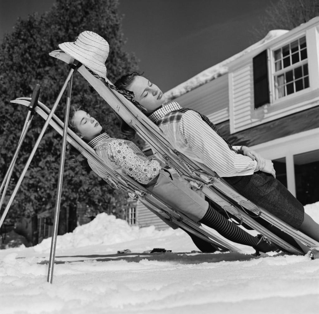 Slim Aarons Estate Print - New England Skiing 1955 - Oversize: 1955 (Printed later) (1 of 20)