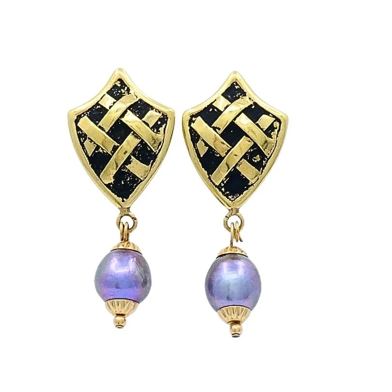 18K Gold Tahitian Pearl Drop Earrings: Title: 18K Gold Tahitian Pearl Drop Earrings Description: Product details: CRCA: 1990’s MATERALS: 18k old, Enamel EMSTONE: Pearl WEHT: 12.5 rams MEASREMENTS: 5/8" x 1 1/2" TEM DETALS: <br