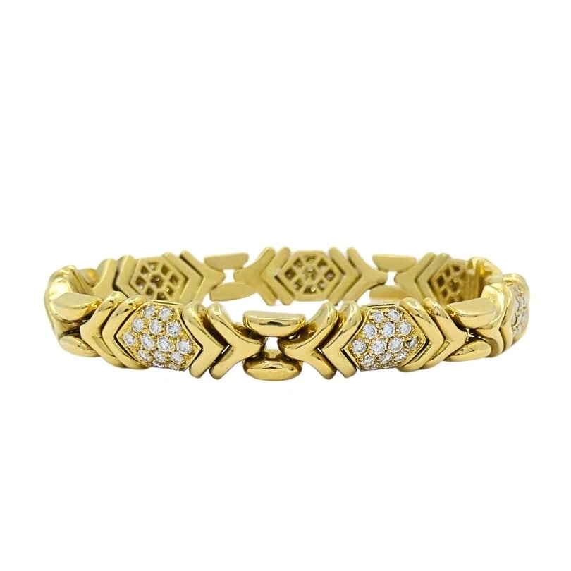 Bvlgari Bulgari Diamond 18k Gold Bracelet: Title: Bvlgari Bulgari Diamond 18k Gold Bracelet Description: Product details: DESNER: Bulgari CRCA: Late 20th Century MATERALS: 18k Yellow old EMSTONE: Diamond WEHT: 67.4 rams MEASREMENTS: 7 1/2̶