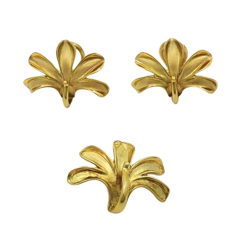 Vintage Set 18k Gold Lily Earrings Pendant: Title: Vintage Set 18k Gold Lily Earrings Pendant Description: Product details: DESNER: nknown CRCA: 1980’s MATERALS: 18k Yellow old WEHT: 17.3 rams MEASREMENTS: 3/4" x 15/16" HALLMARKS: