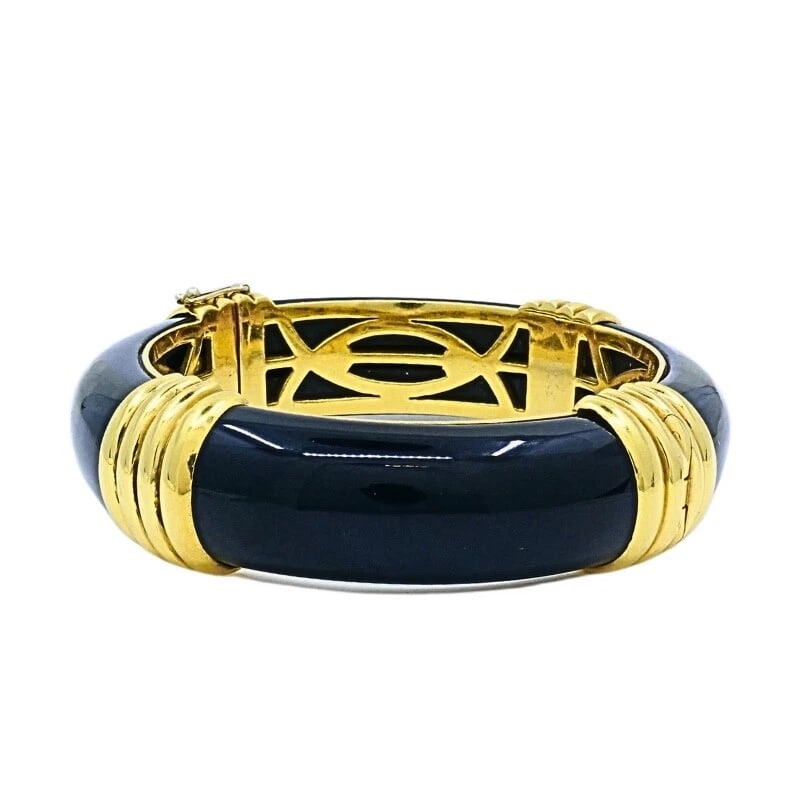 Van Cleef & Arpels 18K Gold Bangle Bracelet: Title: Van Cleef & Arpels 18K Gold Bangle Bracelet Description: Product details: DESNER: Van Cleef & Arpels CRCA: Late 20th Century MATERALS: 18k Yellow old WEHT: 102.3 rams MEASREMENTS: nner Circumfe