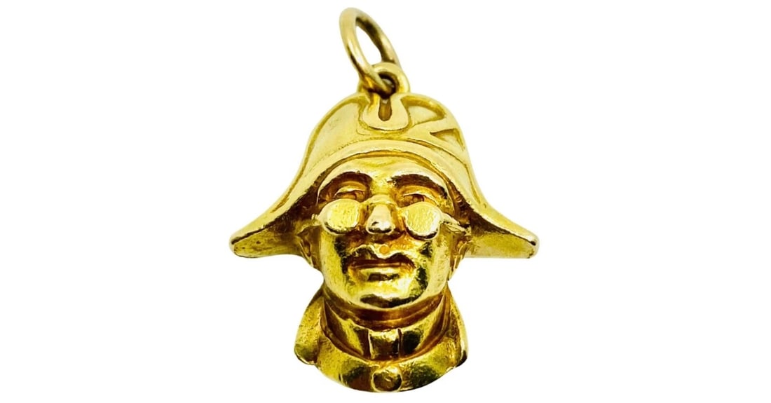 Il Capitano Commedia dell’Arte 18k Gold Charm Pendant: Title: Il Capitano Commedia dell’Arte 18k Gold Charm Pendant Description: Product details: DESNER: nknown CRCA: 1970’s MATERALS: 18k Yellow old WEHT: 13.6 grams MEASREMENTS: 7/8" x