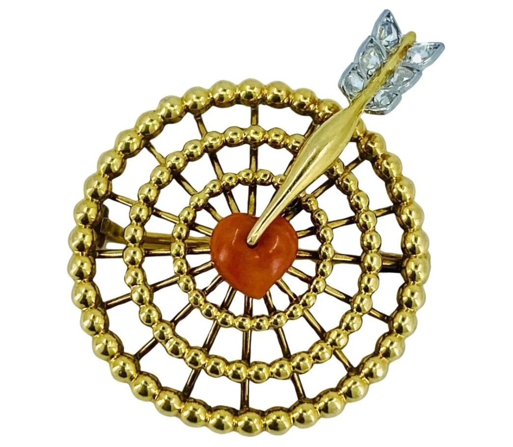 French Vintage Gold Brooch Coral Heart Diamond: Title: French Vintage Gold Brooch Coral Heart Diamond Description: Product details: DESNER: nknown CRCA: 1970’s MATERALS: 18k Yellow old EMSTONE: Coral, Diamond WEHT: 12.4 grams MEASREMENTS: Dia