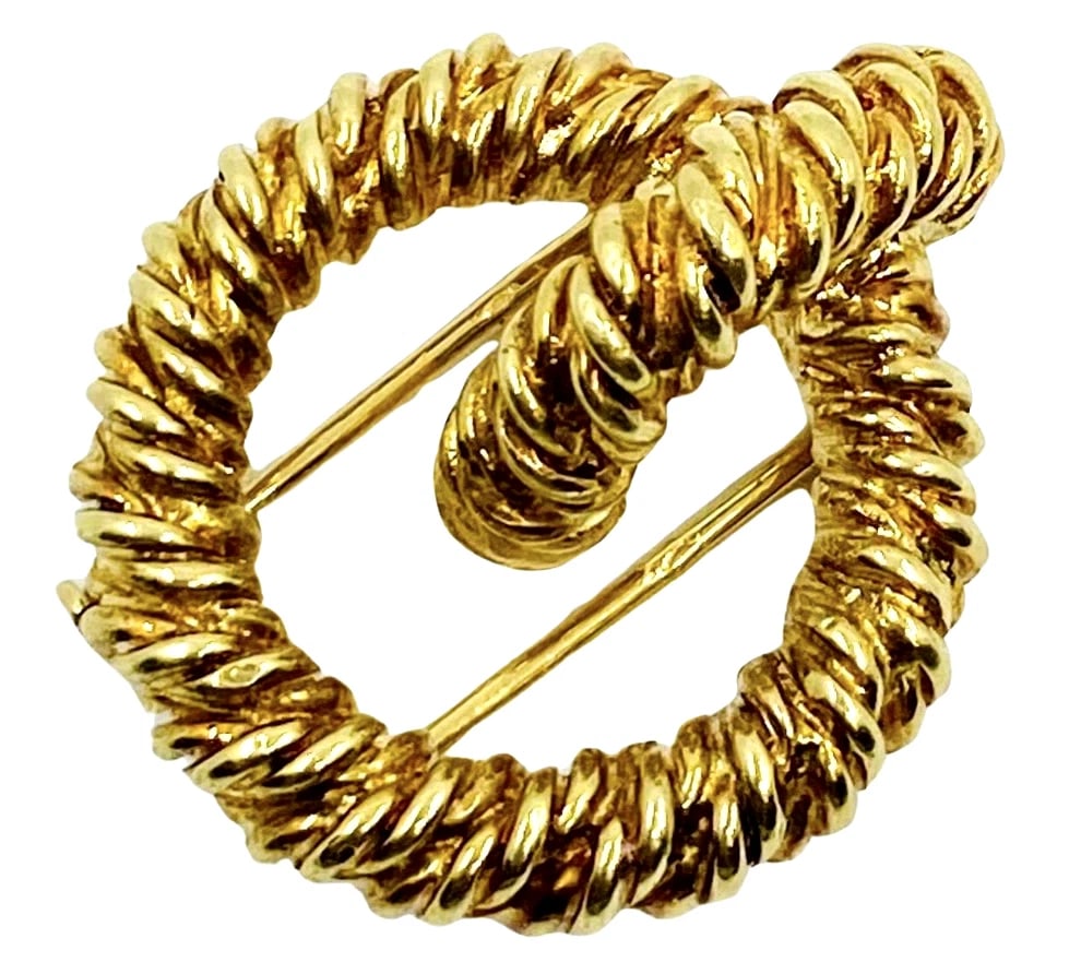 Hermès 18k Gold Knot Vintage Brooch: Title: Hermès 18k Gold Knot Vintage Brooch Description: Product details: DESNER: Hermes Paris CRCA: 1990’s MATERALS: 18k Yellow old WEHT: 19.6 grams MEASREMENTS: 1” x 1