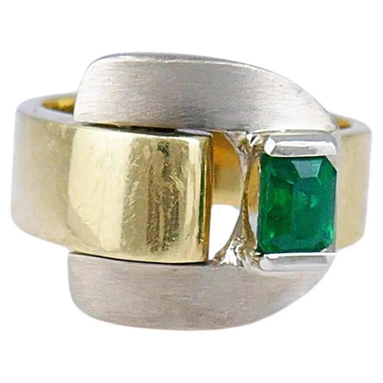 Gubelin Retro Gold RING Buckle Design 18k Emerald Estate Jewelry: Title: Gubelin Retro Gold RING Buckle Design 18k Emerald Estate Jewelry Description: ROO ubelin 18 karat old Emerald Retro Buckle Ring A übelin Retro 18k gold ring of a buckle design, featuring a