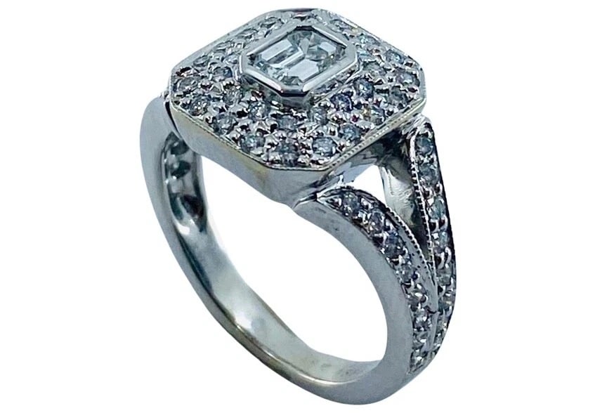 Kwiat Diamond Ring 18k White Gold: Title: Kwiat Diamond Ring 18k White Gold Description: Fine ewelry, Arts & Antiques Product details: DESNER: Kwiat CRCA: 1990’s MATERALS: 18k White old EMSTONE: Round Brilliant Cut Diamond WEHT: