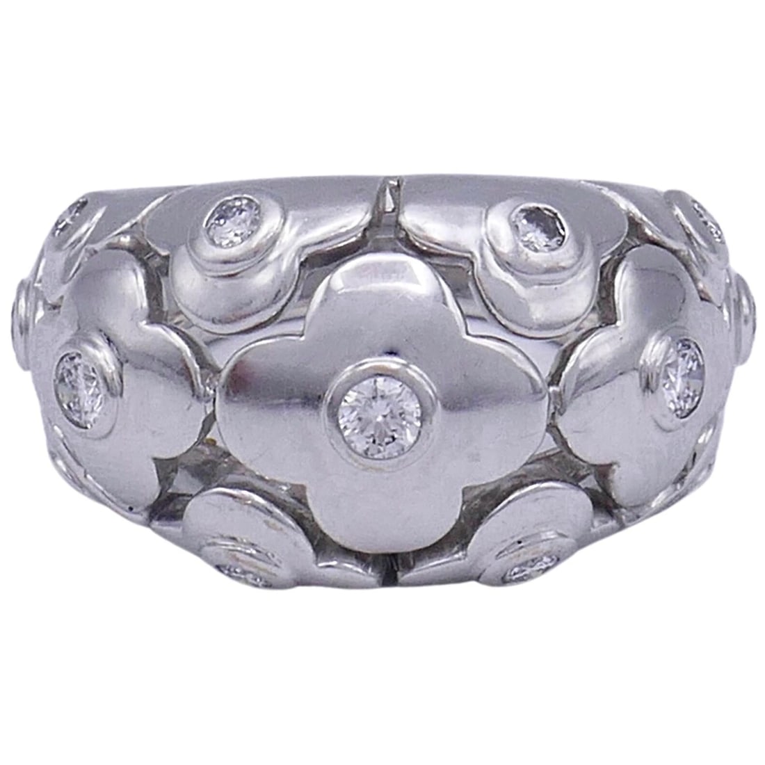 Van Cleef & Arpels Alhambra Ring White Gold Diamond: Title: Van Cleef & Arpels Alhambra Ring White Gold Diamond Description: A Van Cleef & Arpels Alhambra domed ring, made of 18k white gold, featuring diamond. Diamonds are round brilliant cut. 13 stones