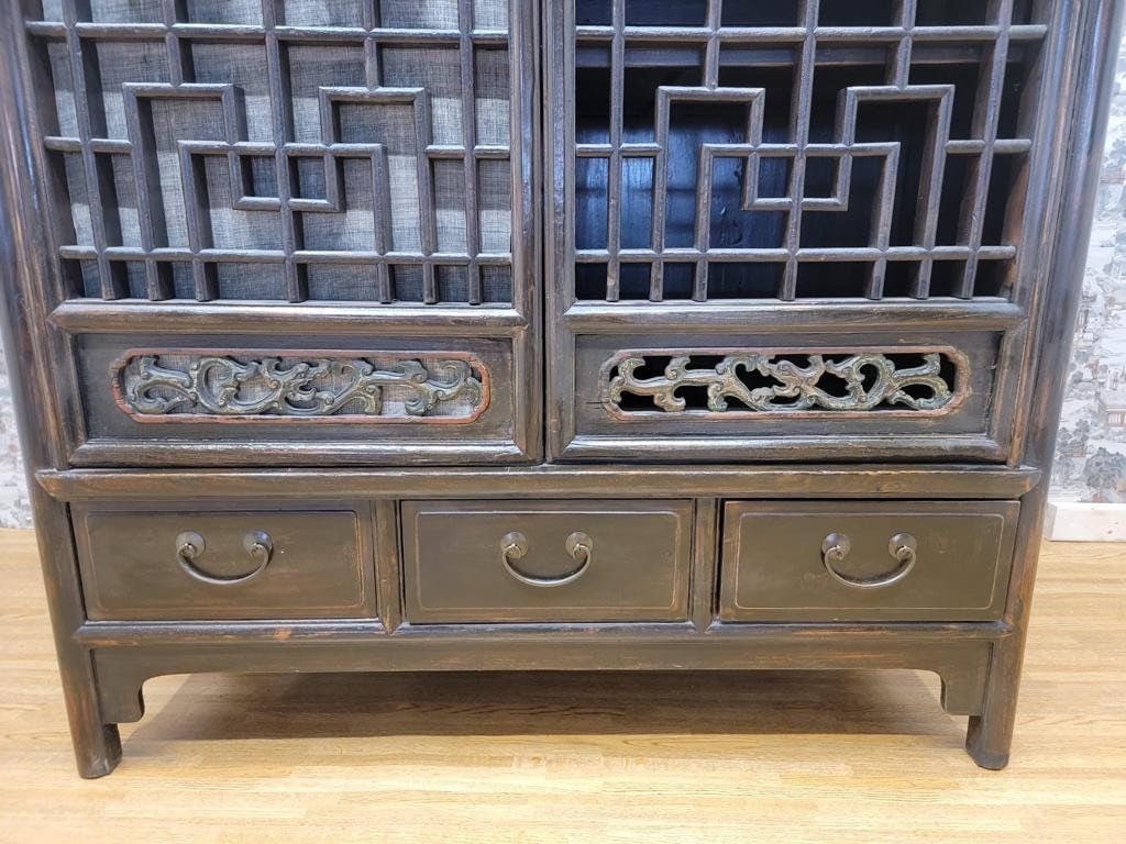 Antique Shanxi Elm Cabinet with Lattice Carvings - 4
