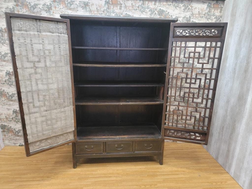 Antique Shanxi Elm Cabinet with Lattice Carvings - 7