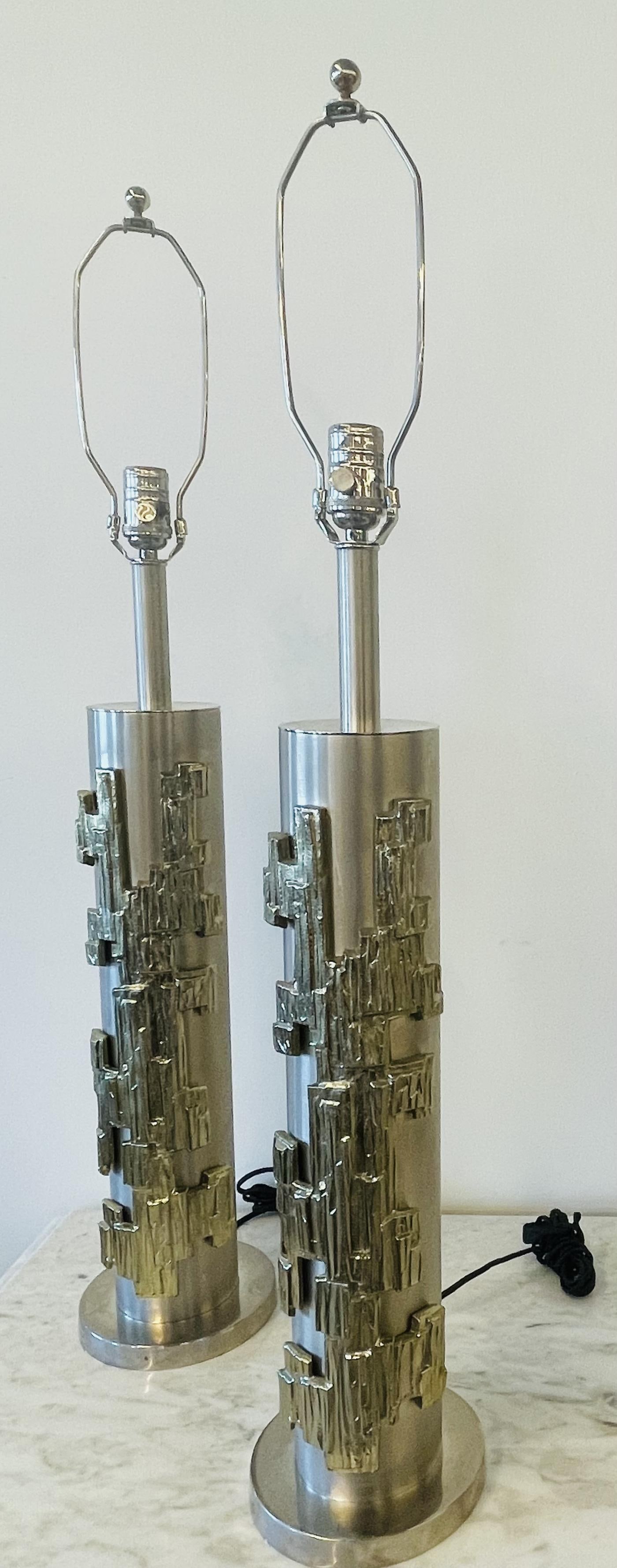 A Pair of Modernist Table Lamps, Brushed Nickel and Sculptural Metal, 1970s - 12