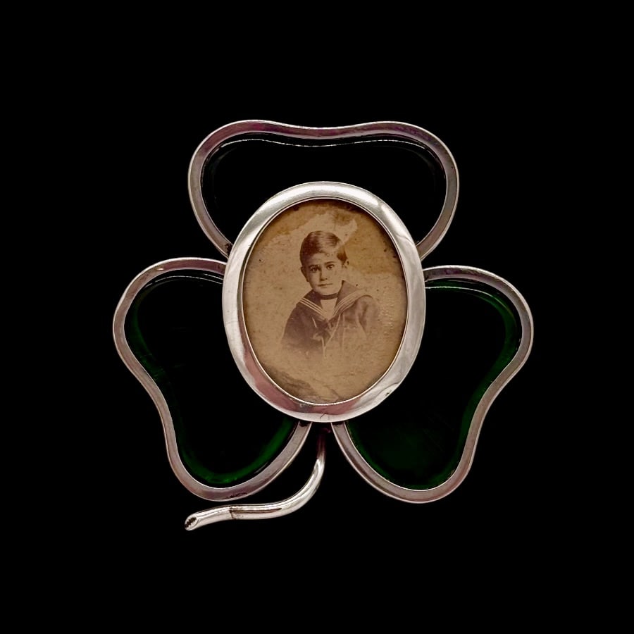 19th Century Antique Victorian Silver Shamrock Picture Frame London 1896: Title:19th Century Antique Victorian Silver Shamrock Picture Frame London 1896 Description:Description Incredibly rare Victorian silver portrait picture frame formed in a delightful shamrock leaf with