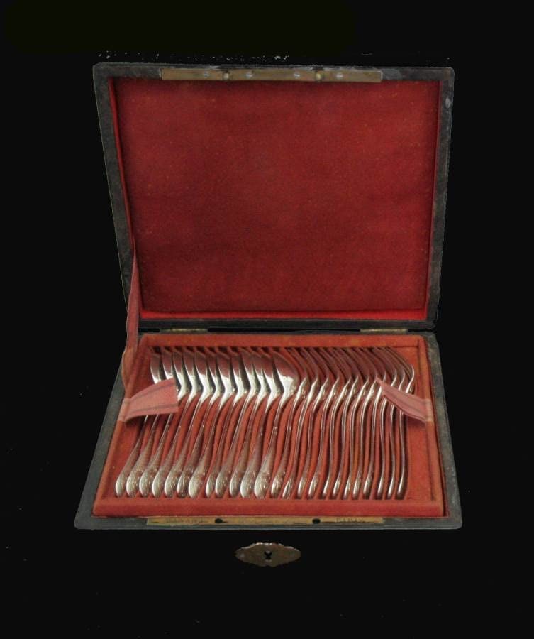 THOMAS HENIN 95pc LOUIS XVI FRENCH STERLING SILVER DESSERT FLATWARE SET, 1850s - 5