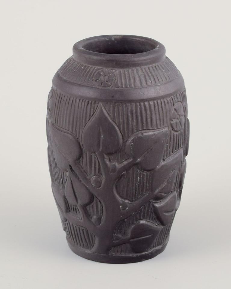 Hjorth, Bornholm. Two beautiful vases and a bowl in black terracotta. Early 1900s. - 4