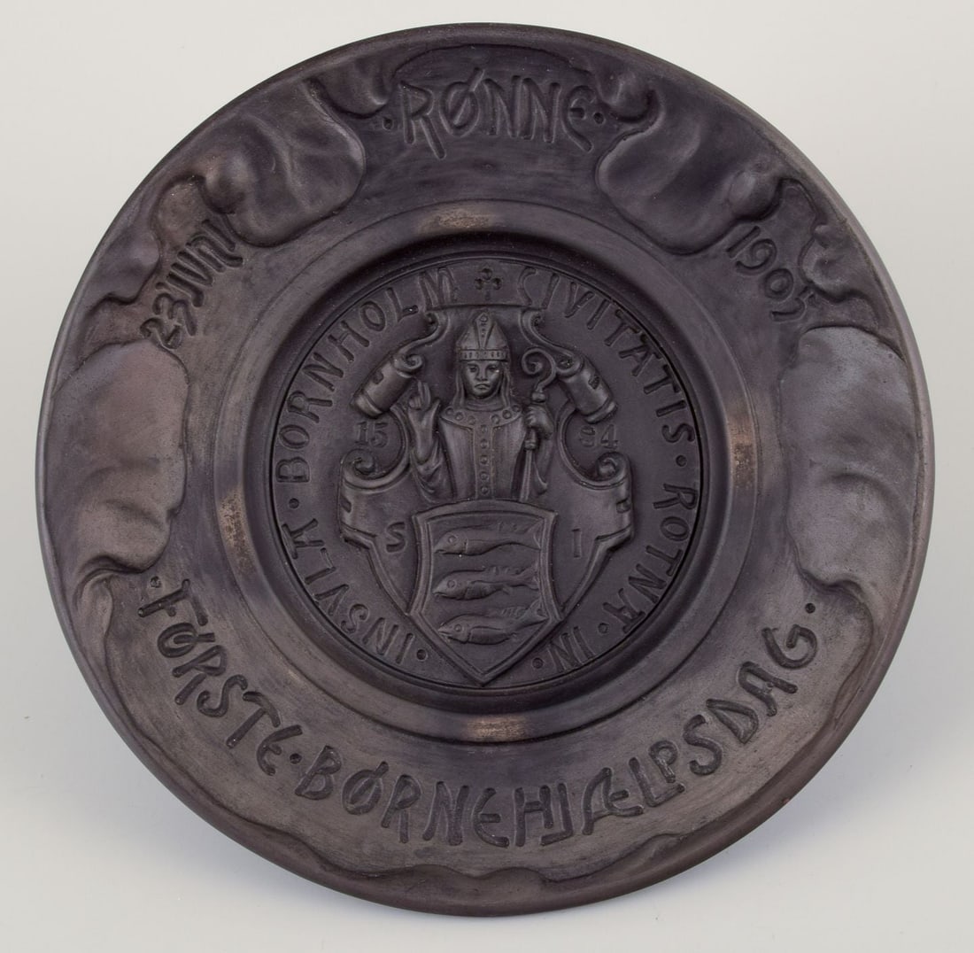 Hjorth, Bornholm. Wall plaque and lidded jar in black terracotta. Early 20th C. - 2