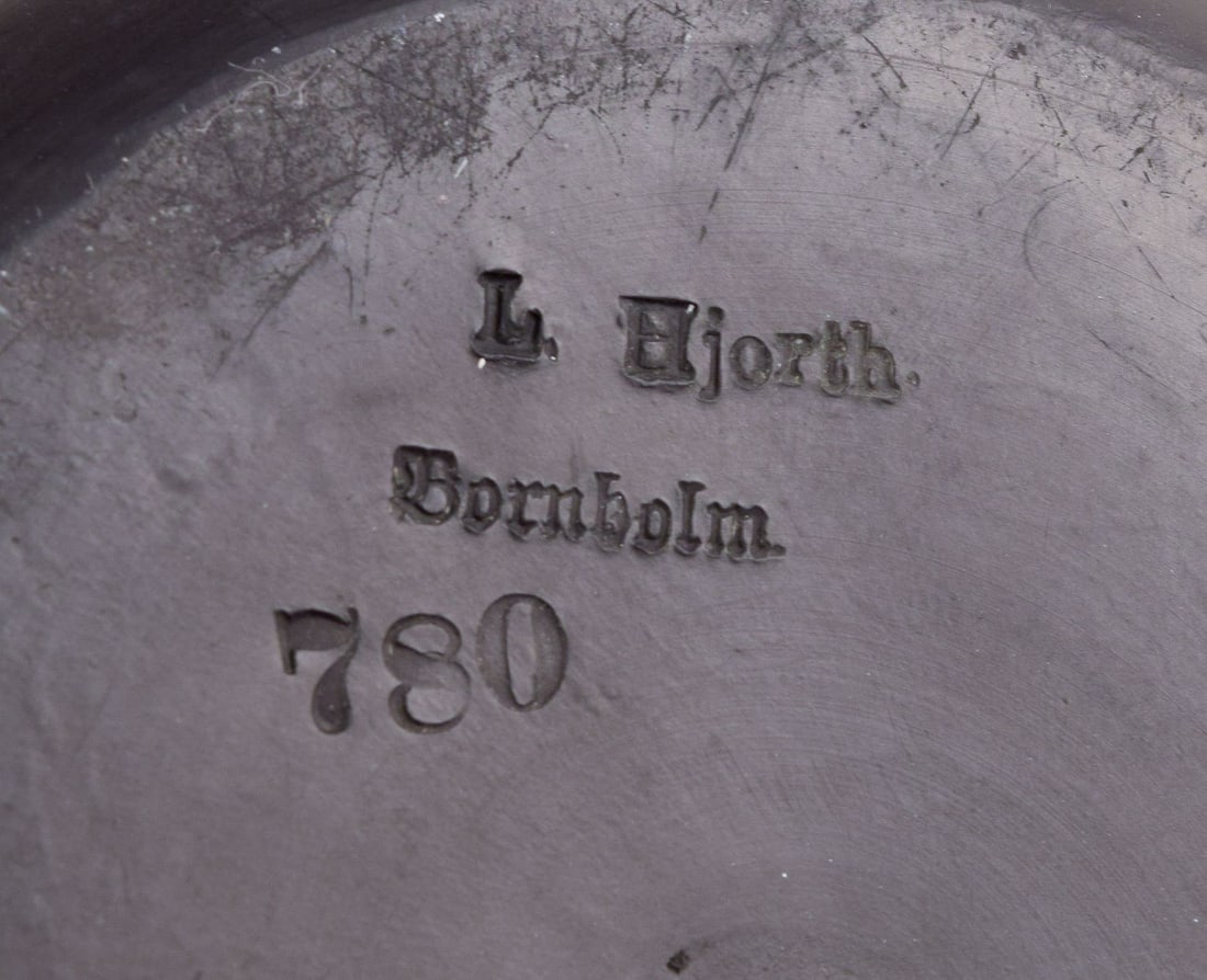 Hjorth, Bornholm. Wall plaque and lidded jar in black terracotta. Early 20th C. - 8