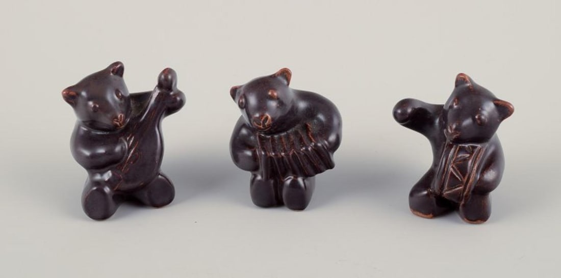 Hjorth, Bornholm. Three figurines of bear musicians in stoneware. Mid-20th C.: Title: Hjorth, Bornholm. Three figurines of bear musicians in stoneware. Mid-20th C. Description: Hjorth, Bornholm. Three bear musicians in stoneware. Brown glaze. Handmade. Mid 1900s. Marked. In perf