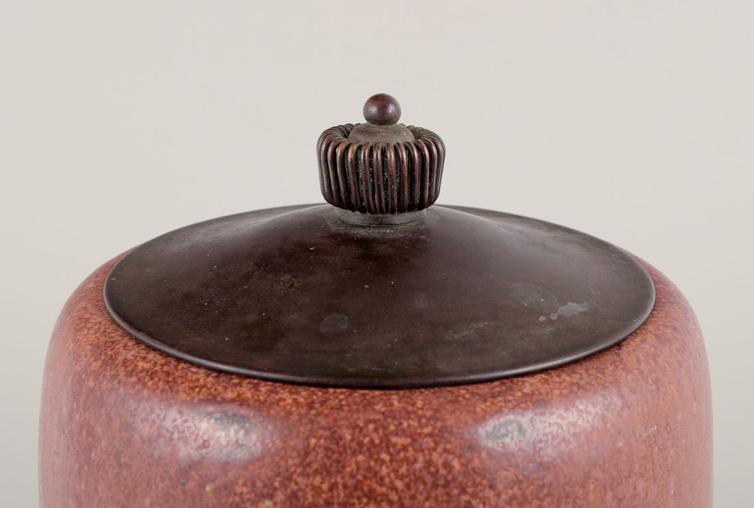 Arne Bang, Denmark. Lidded jar in glazed ceramic in shades of brown. Mid-20th C. - 3