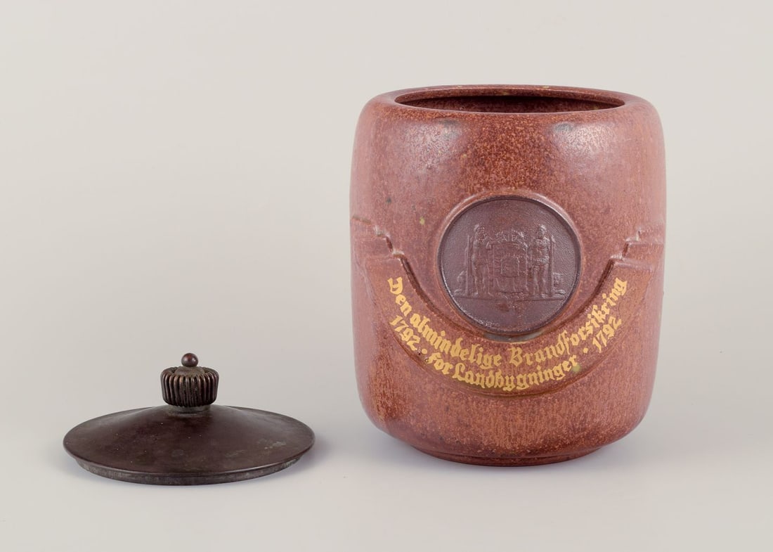 Arne Bang, Denmark. Lidded jar in glazed ceramic in shades of brown. Mid-20th C. - 4