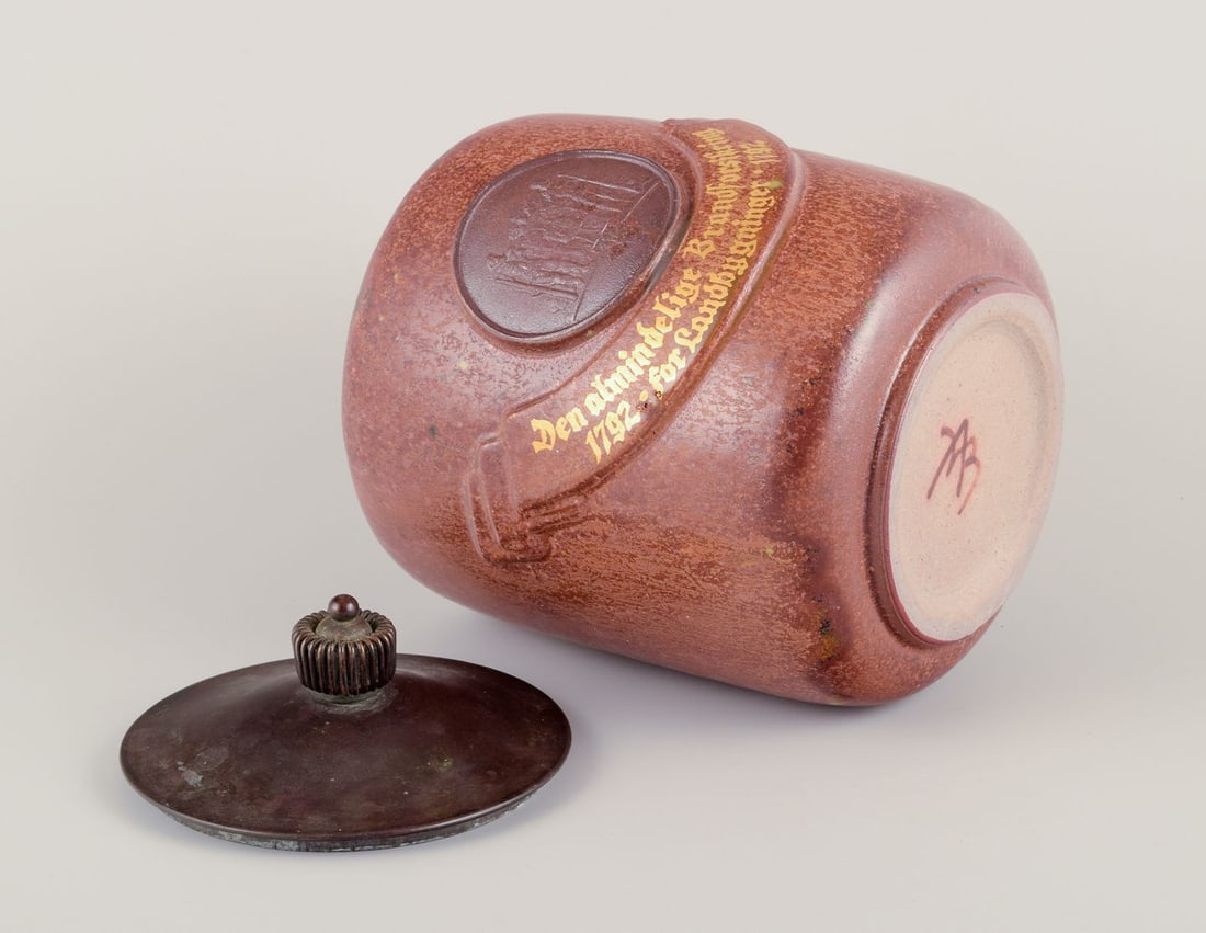 Arne Bang, Denmark. Lidded jar in glazed ceramic in shades of brown. Mid-20th C. - 7