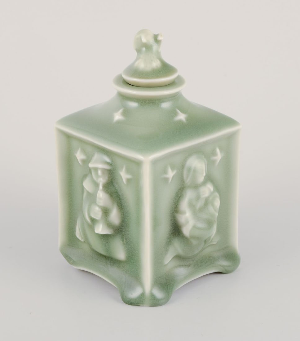 Jais Nielsen for Royal Copenhagen. Rare ceramic tea caddy with celadon glaze. Ca. 1940s - 2