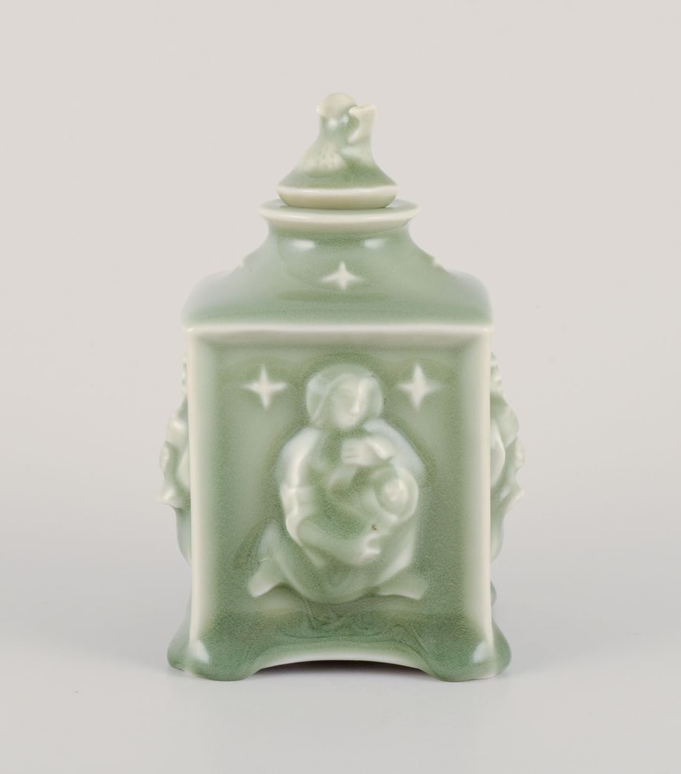 Jais Nielsen for Royal Copenhagen. Rare ceramic tea caddy with celadon glaze. Ca. 1940s - 3