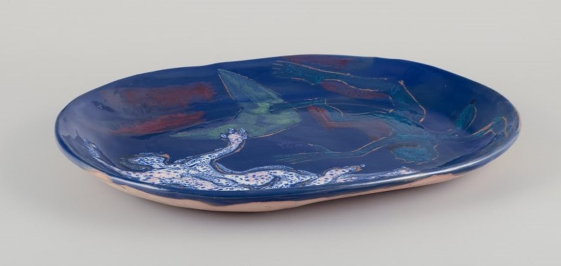 Danish ceramicist. Unique ceramic dish. Motif of a floating couple. 1960s - 2