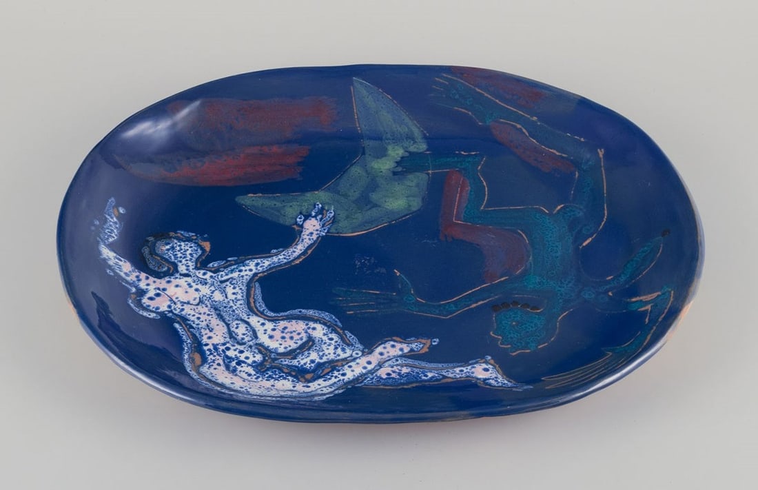 Danish ceramicist. Unique ceramic dish. Motif of a floating couple. 1960s - 3