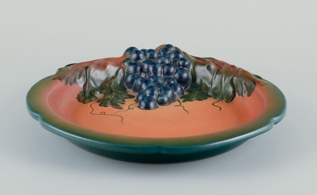 Erik Magnussen for Ipsens, Denmark. Art Nouveau dish in ceramic with vines and foliage. 1920s. - 4