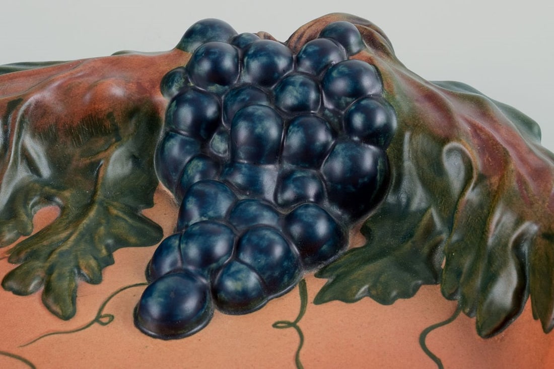 Erik Magnussen for Ipsens, Denmark. Art Nouveau dish in ceramic with vines and foliage. 1920s. - 7