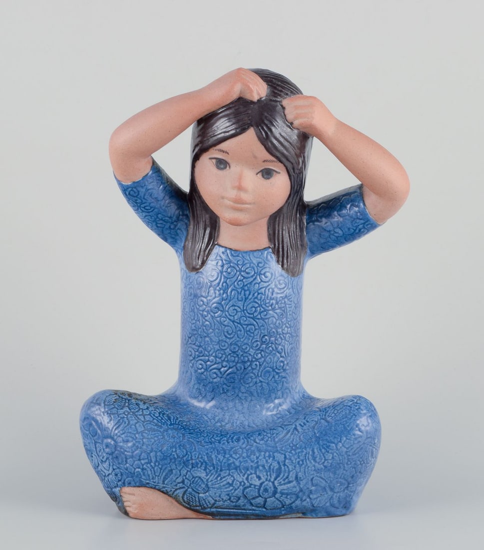 Lisa Larson for Gustavsberg. Rare large figurine of a Thai girl in hand-glazed ceramic. Late 20th C. - 2
