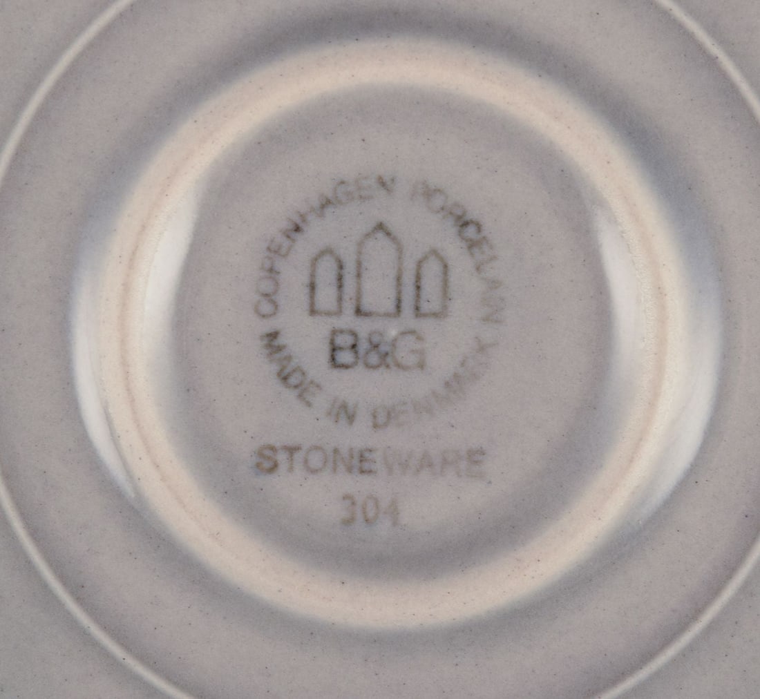 Bing & Grøndahl "Tema". Two large platters and a bowl in stoneware. 1970s. - 6