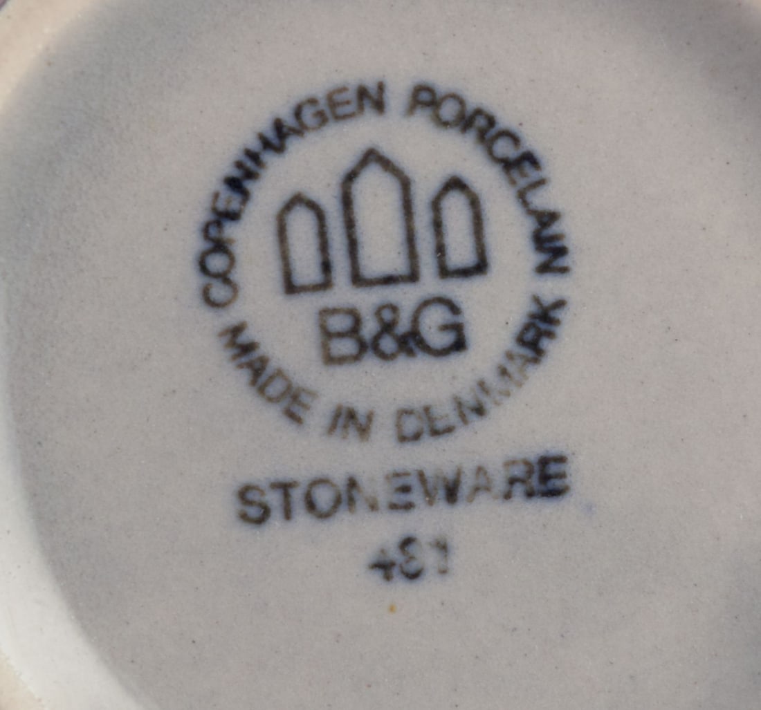 Bing & Grøndahl, "Tema". Three small plates and a small bowl in stoneware. 1970s. - 4