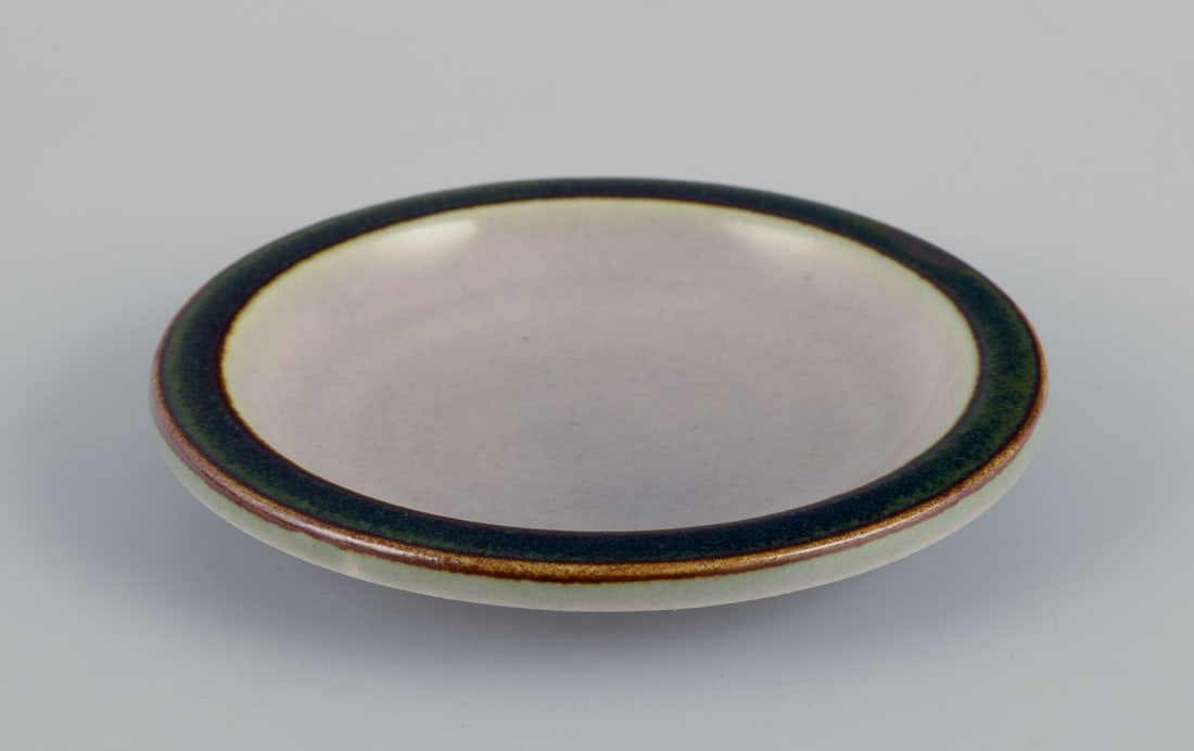 Bing & Grøndahl, "Tema". Three small plates and a small bowl in stoneware. 1970s. - 5