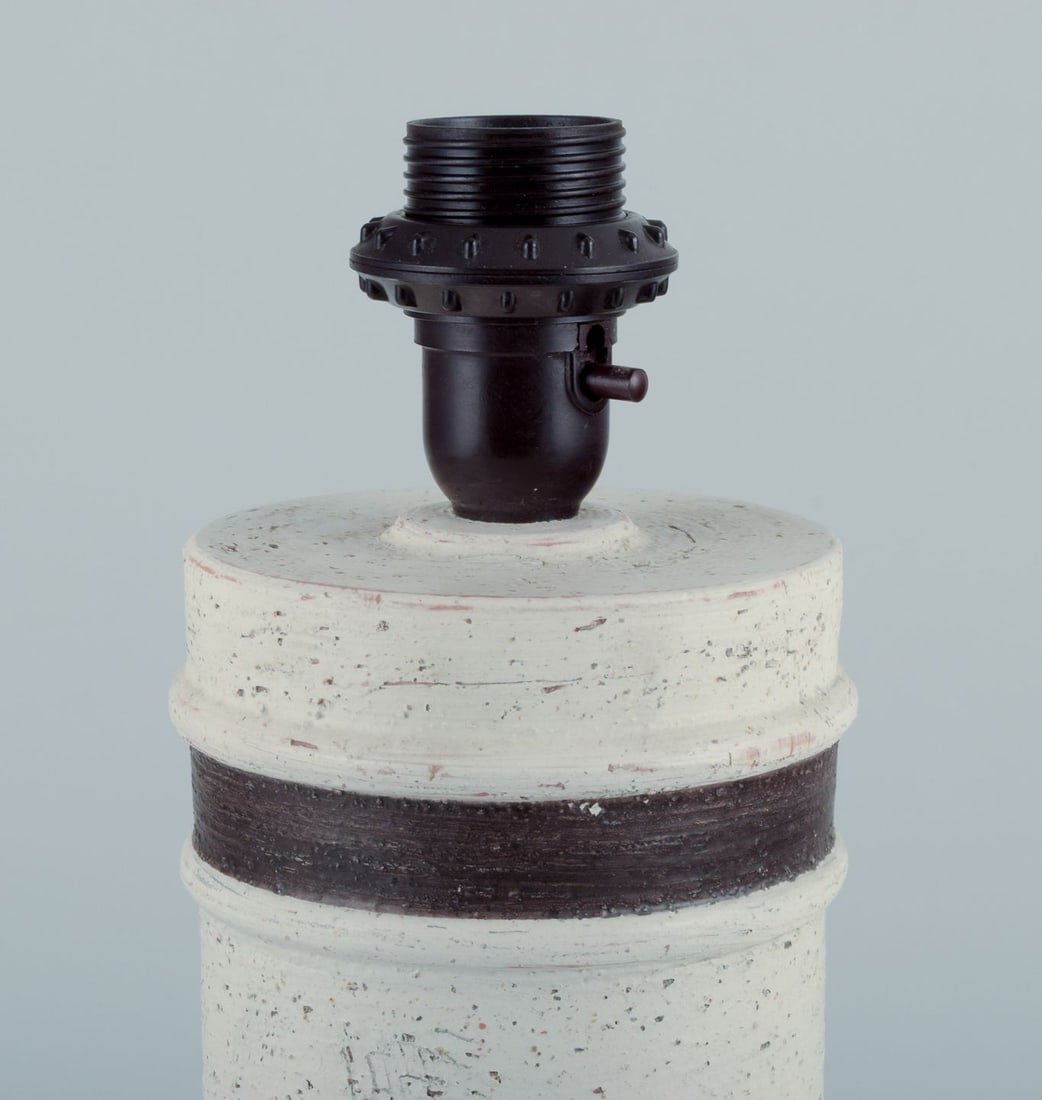 Bitossi/Bergboms, Sweden. Large table lamp in stoneware. Glaze in sandy and brown tones. 1960/70s. - 2