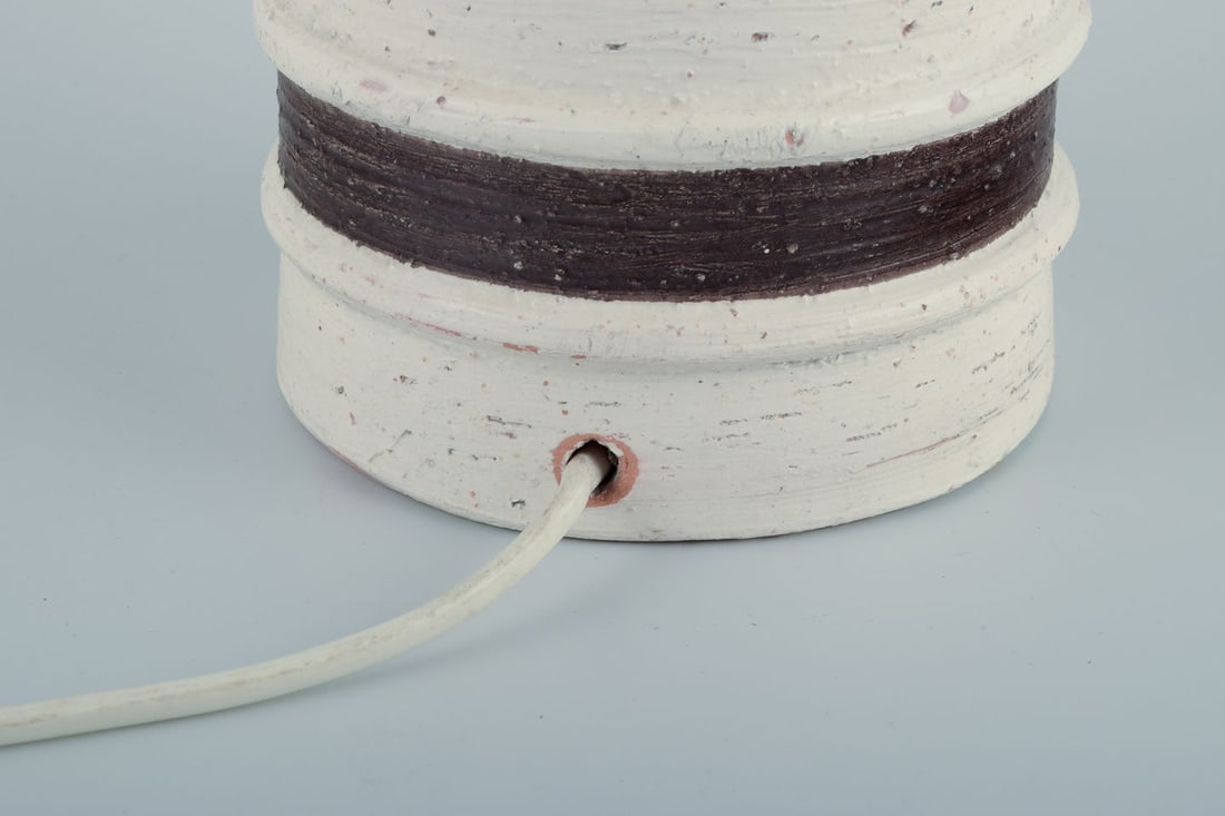 Bitossi/Bergboms, Sweden. Large table lamp in stoneware. Glaze in sandy and brown tones. 1960/70s. - 4