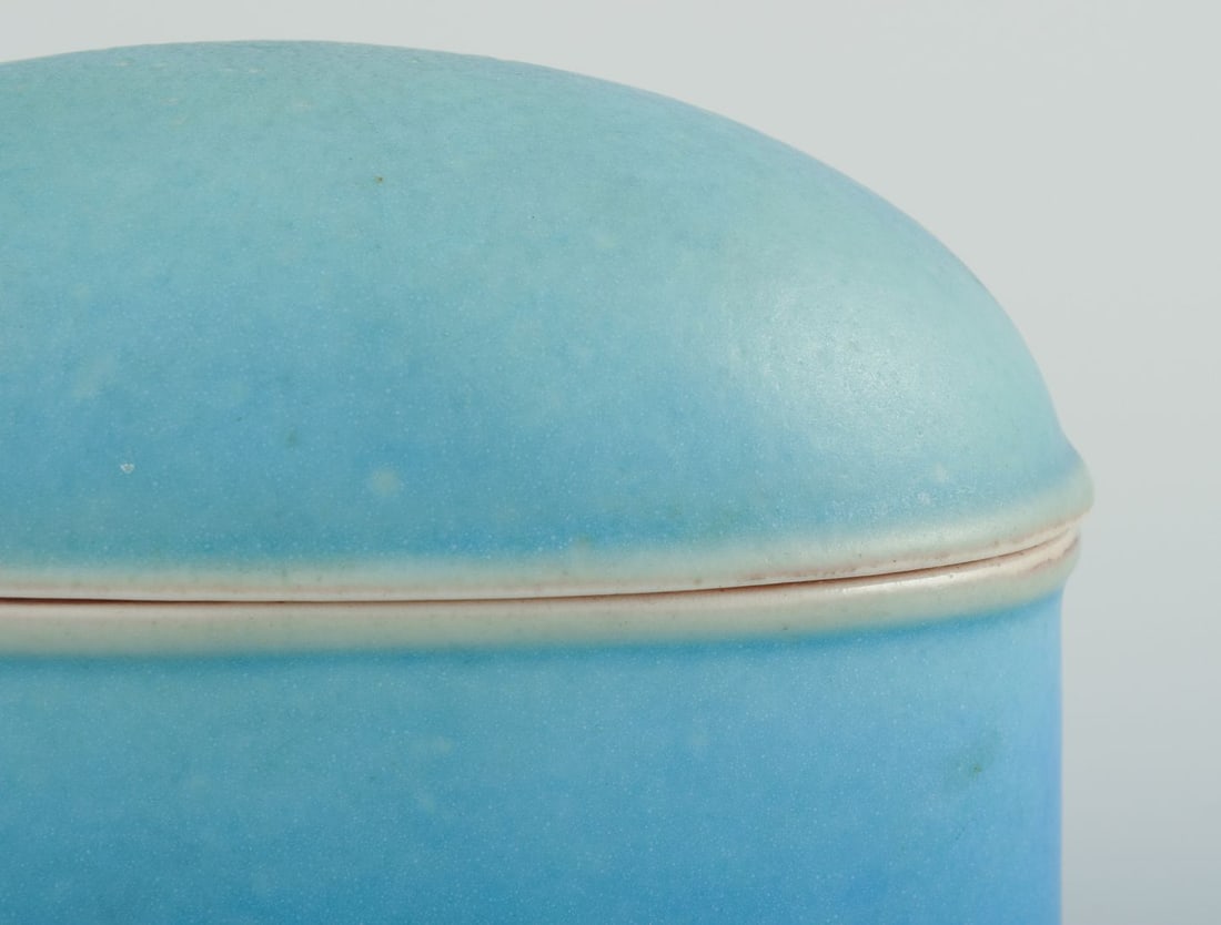 Beate Andersen, Danish ceramist. Lidded jar in ceramic with turquoise glaze. - 5