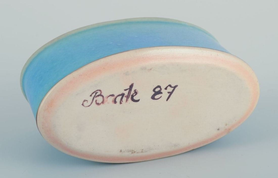 Beate Andersen, Danish ceramist. Lidded jar in ceramic with turquoise glaze. - 6