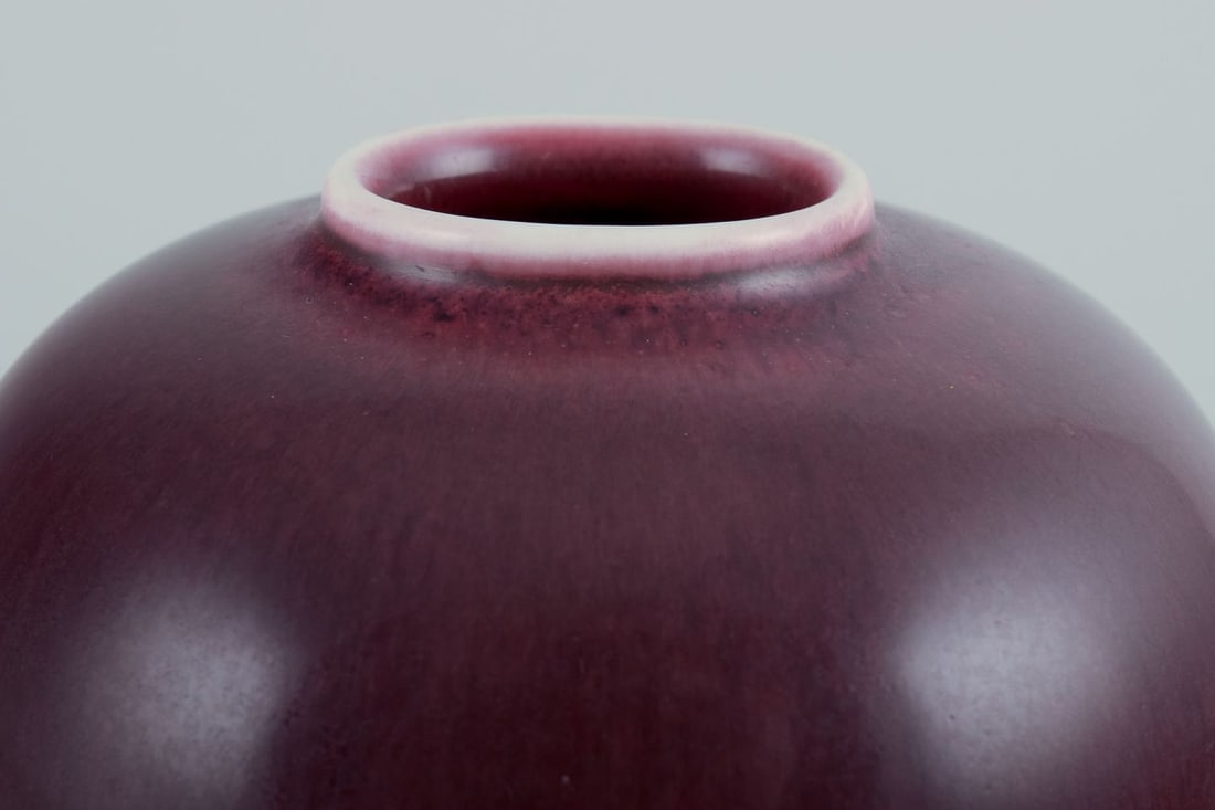 Nils Thorsson for Royal Copenhagen. Large ceramic vase with ox-blood glaze. Mid-20th C. - 5