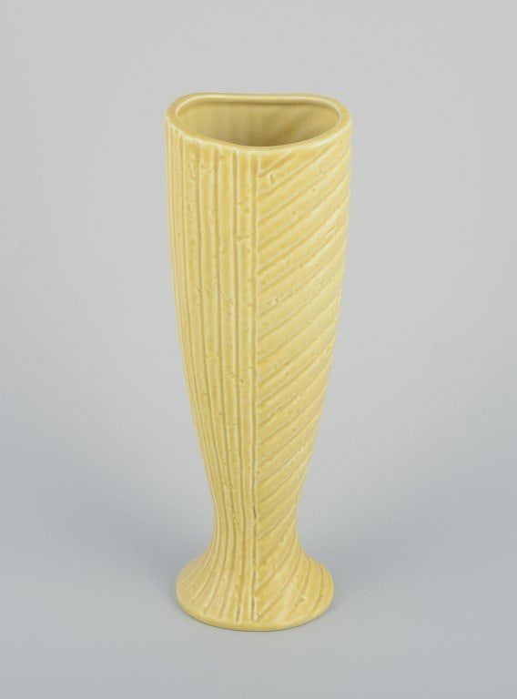 Gunnar Nylund for Rörstrand. Ceramic vase in chamotte clay. Rare shape. Yellow glaze. - 2