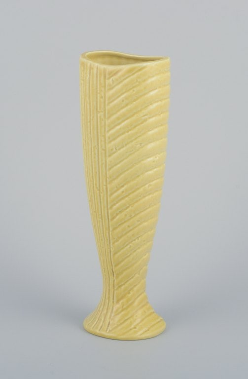 Gunnar Nylund for Rörstrand. Ceramic vase in chamotte clay. Rare shape. Yellow glaze. - 3