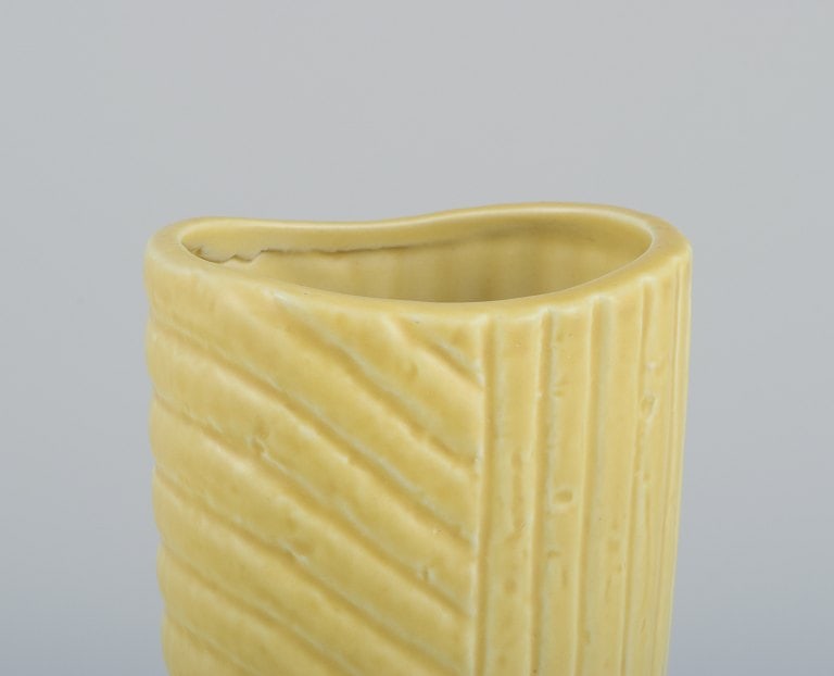 Gunnar Nylund for Rörstrand. Ceramic vase in chamotte clay. Rare shape. Yellow glaze. - 4
