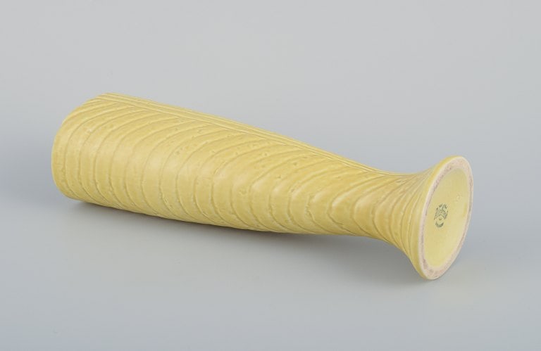 Gunnar Nylund for Rörstrand. Ceramic vase in chamotte clay. Rare shape. Yellow glaze. - 7