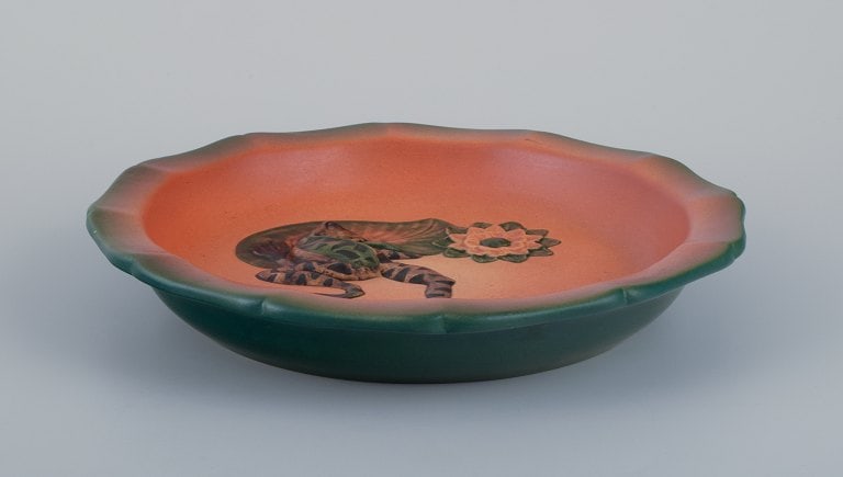 Ipsens, Denmark. Circular dish with frogs in hand-painted glazed ceramic. - 2