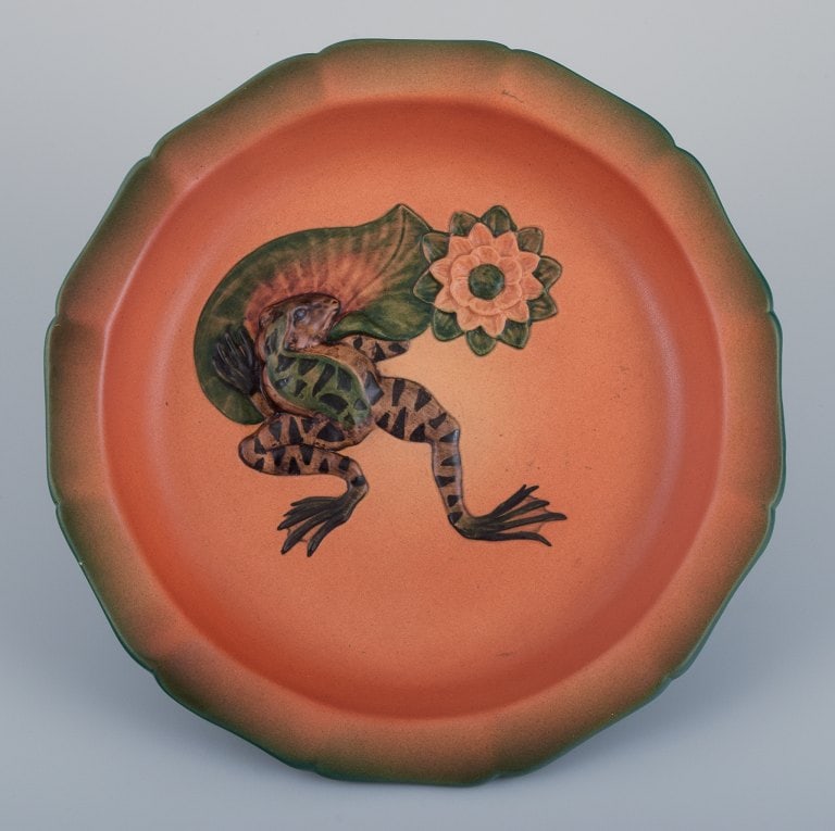 Ipsens, Denmark. Circular dish with frogs in hand-painted glazed ceramic. - 3