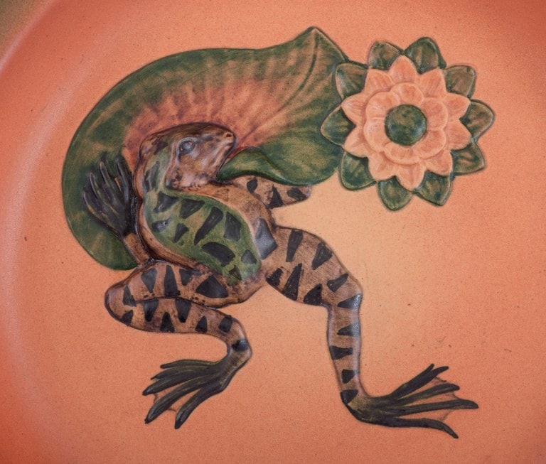Ipsens, Denmark. Circular dish with frogs in hand-painted glazed ceramic. - 4