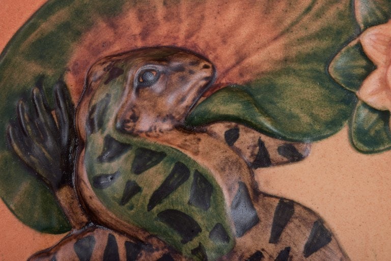 Ipsens, Denmark. Circular dish with frogs in hand-painted glazed ceramic. - 5